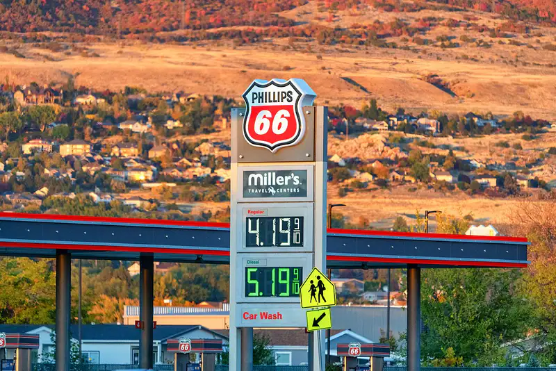 Akaryakıt fiyatlarında benzine 4,30 liralık indirim yapıldı