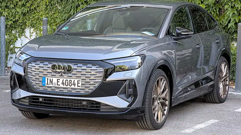 Audi Q4 e-tron Türkiye'de satışa çıktı, fiyatı 4.300.000 TL'den başlıyor