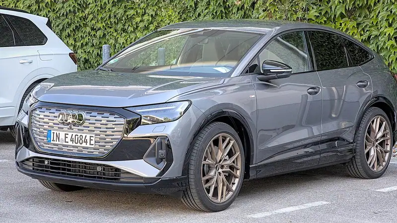 Audi Q4 e-tron Türkiye'de satışa çıktı, fiyatı 4.300.000 TL'den başlıyor