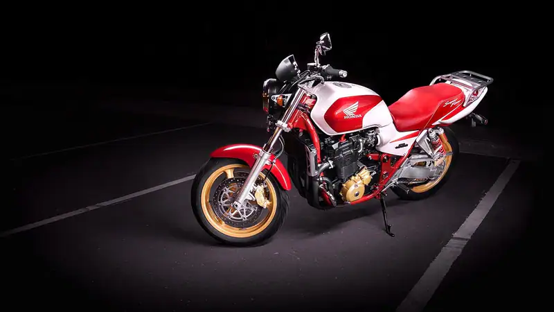 Honda CB1300 Super Four and Yamaha XJR1300 compared on Japanese-spec figures