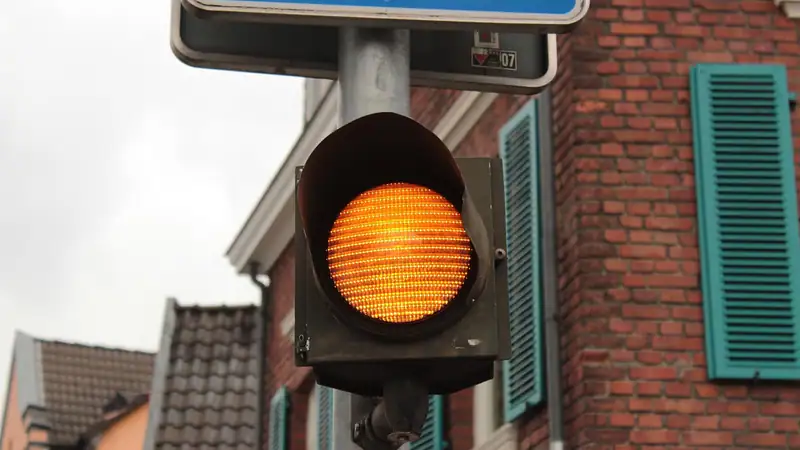 Spain bans flashing amber lights for vehicles during pedestrian crossings