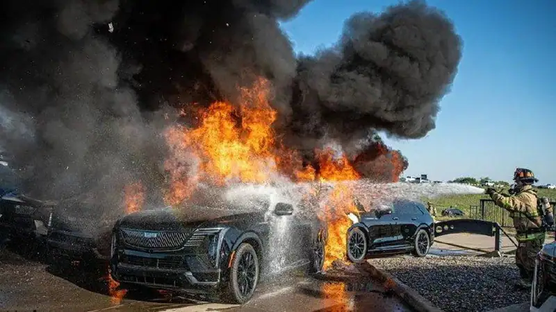 Teksas'ta Cadillac bayisinde yangın: Altı elektrikli Escalade IQ kül oldu
