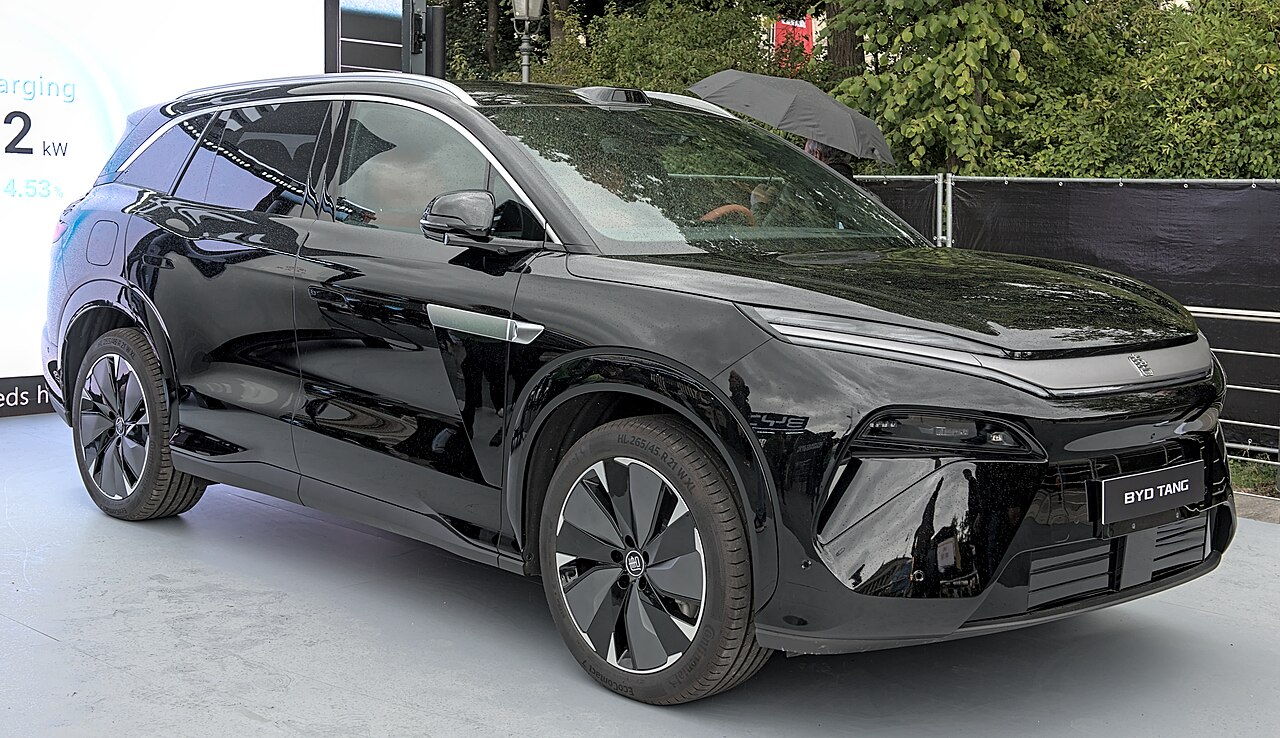 BYD'nin yeni Tang EV'si 35,4 inçlik ekranla geliyor